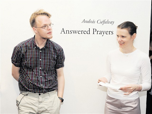 András Cséfalvay a kurátorka jeho výstavy Answered Prayers Alexandra Kusá na štvrtkovej vernisáži.