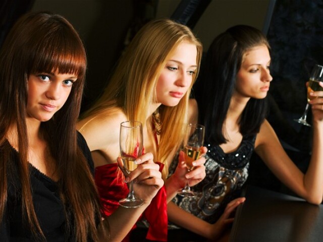 alkoholizmu - alkohol - pitie - partia - skupina dievčat