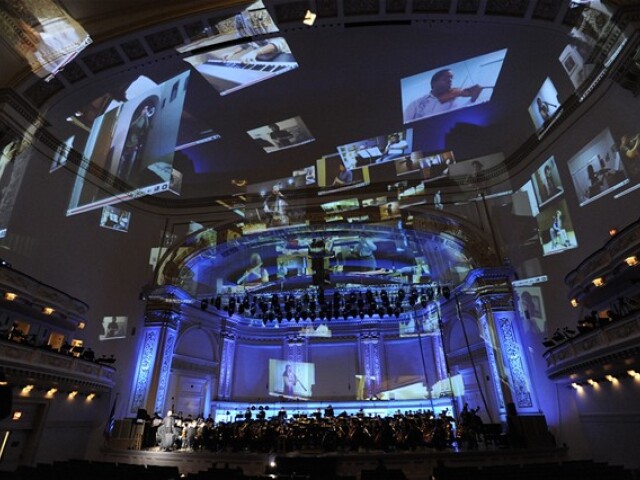 Skúška symfonického orchestra YouTube v newyorskom Carnegie Hall.
