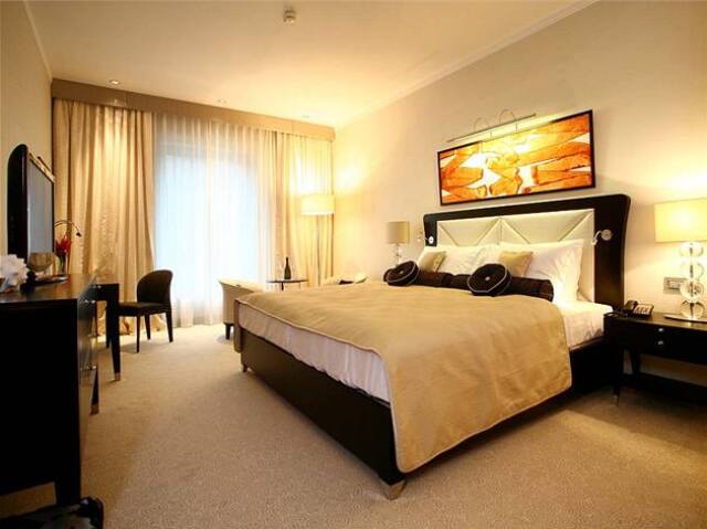 Kempinski Hotel River Park