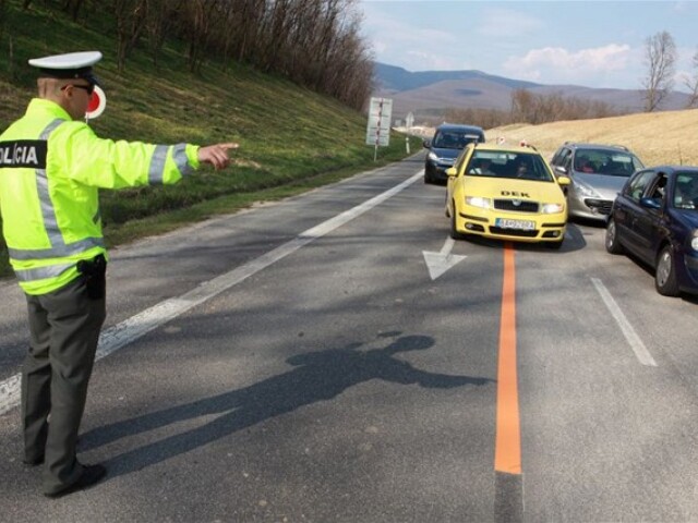 autá, policajt, kontrola