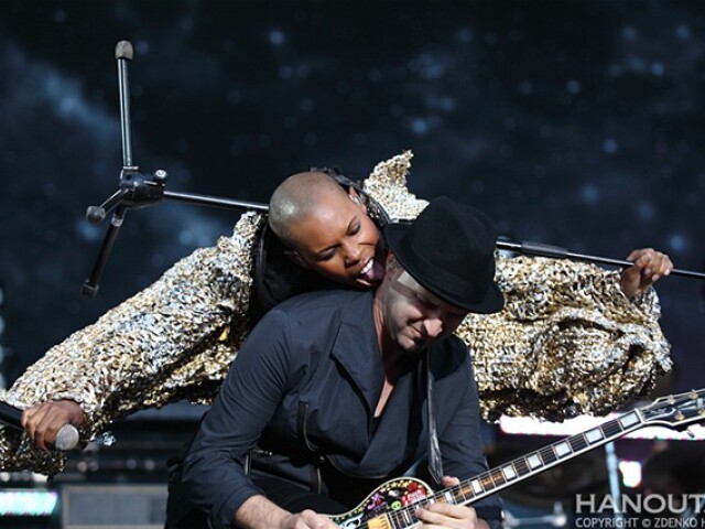Speváčka Skin zo skupiny Skunk Anansie dráždila na pódiu mužov okolo seba.