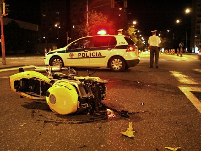 auto, motorka, nehoda, polícia, policajt