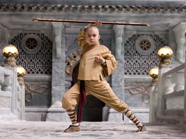 Chlapec Aang (hrá ho Noah Ringer) je predurčený ovládať všetky živly.
