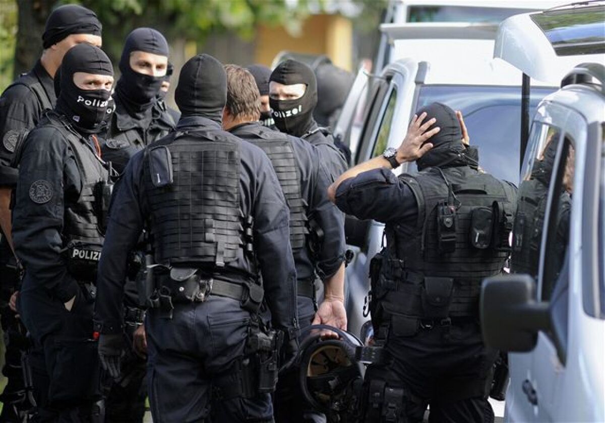 polícia, komando, kukláči, Švajčiarsko, Biel