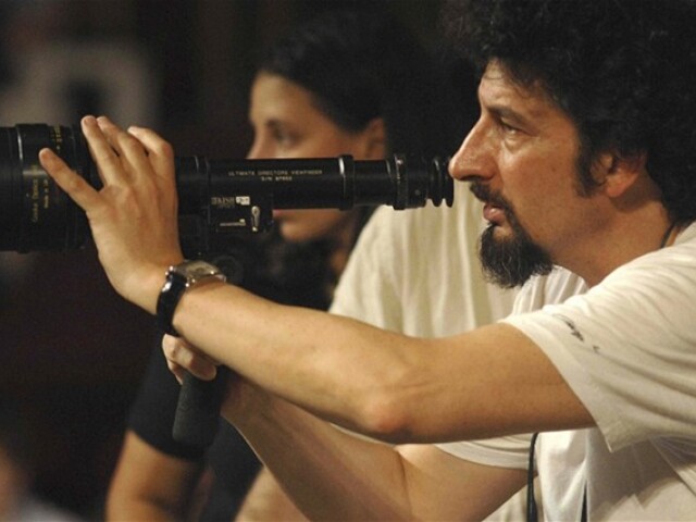 Režisér Radu Mihaileanu na filmovom pľaci.