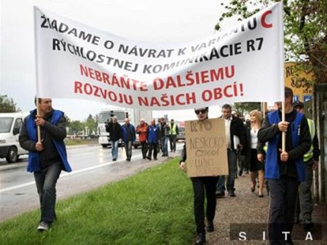 Protest obyvateľov Dunajskej Lužnej proti variantu A trasy rýchlostnej cesty R7. 