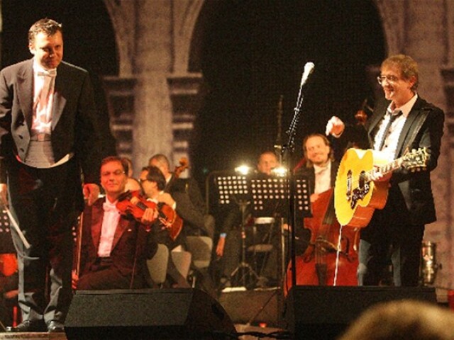 Miro Žbirka s dirigentom Adrianom Kokošom a symfonickým orchestrom Capella Istropolitana.