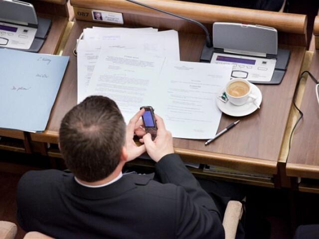 poslanec, platy, rokovanie, mobil, parlament