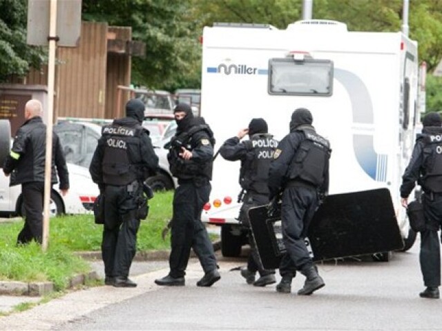 policajti, polícia, kukláči