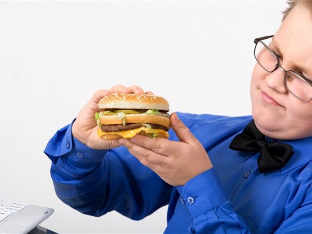 hamburger, chlapec, jedlo, strava, obezita, výživa