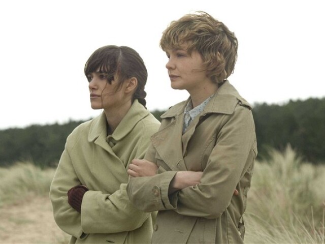 Keira Knightleyová a Carey Mulliganová vo filme Neopúšťaj ma.