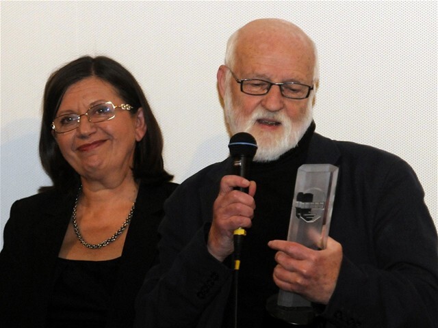 Jan Švankmajer získal na MFF Bratislava Cenu za umeleckú výnimočnosť vo svetovej kinematografii. Na snímke je s herečkou Zuzanou Kronerovou, ktorá účinkuje aj v jeho najnovšom filme.