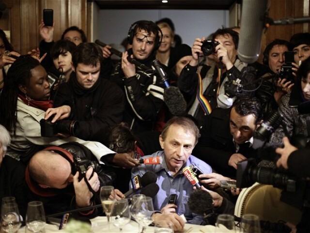Michel Houellebecq v zajatí novinárov.