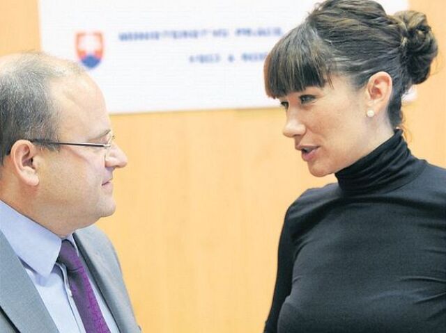Mihál, Nicholsonová