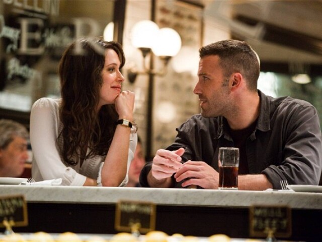 Rebecca Hallová stvárňuje bankovú manažérku Claire, do ktorej sa zamiluje bankový lupič Doug (Ben Affleck).