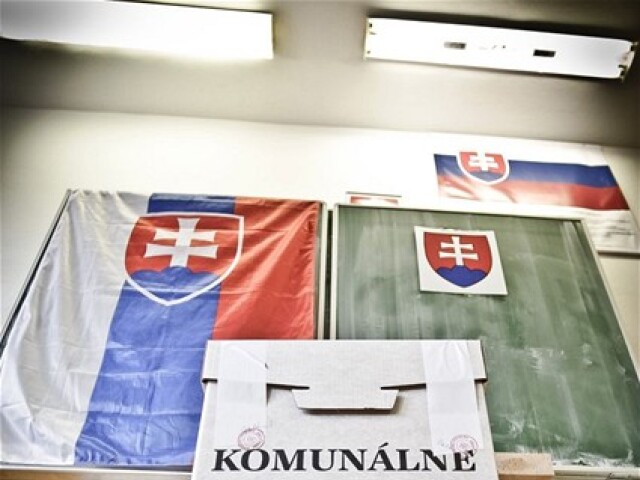 urna, vlajka, znak, komunálne voľby