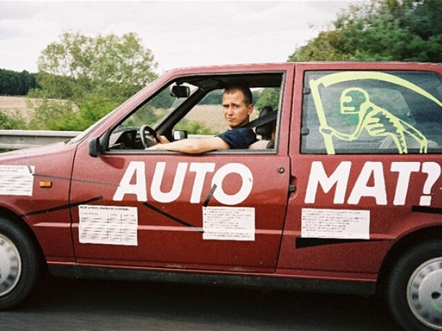 Dokumentarista Martin Mareček svojím filmom Auto*Mat nielenže ukazuje na zlú dopravnú situáciu v Prahe, ukazuje možno aj cestu ako ju riešiť.