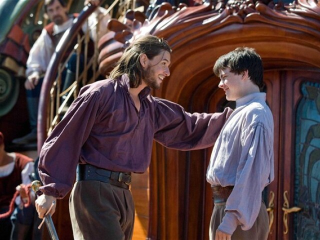 Ben Barnes stvárňuje kráľa Kaspiana (vľavo), Skandar Keynes hrá Edmunda.
