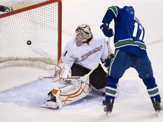 Ryan Kesler, Curtis McElhinney 