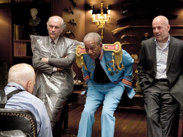 John Malkovich, Morgan Freeman a Bruce Willis stvárňujú bývalých agentov vracajúcich sa do akcie.