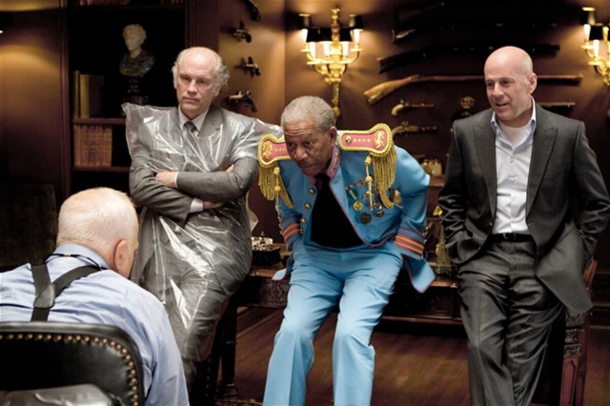 John Malkovich, Morgan Freeman a Bruce Willis stvárňujú bývalých agentov vracajúcich sa do akcie.