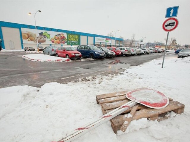 kanál, diera, bratislava, sneh