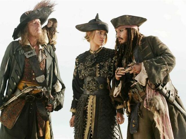 Geoffrey Rush, Keira Knightley a Johnny Depp v Pirátoch Karibiku: Na konci sveta - v "divokej karte" Jojky.