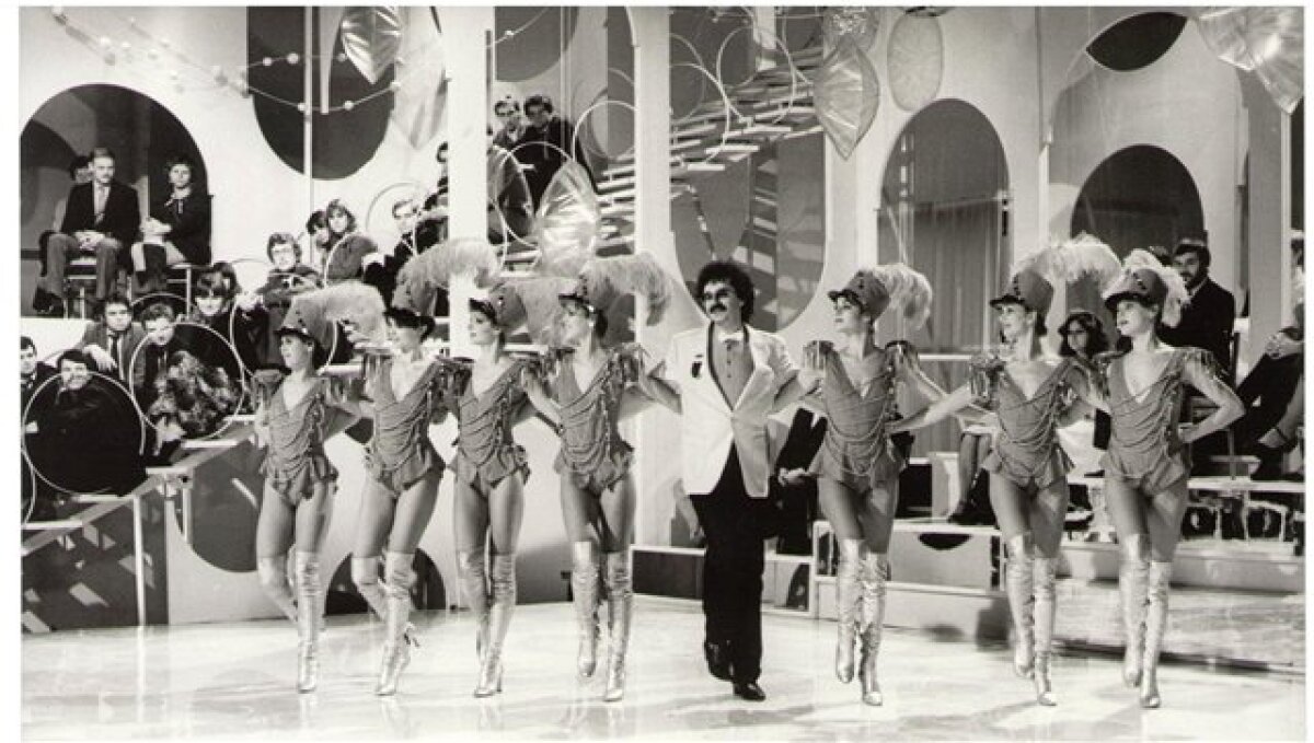 Pavol Hammel a obklopený tanečnicami počas Silvestra 1981.