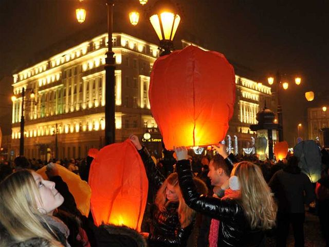 Bratislavčania vypúštali lampióny na Hviezdoslavovom námestí.