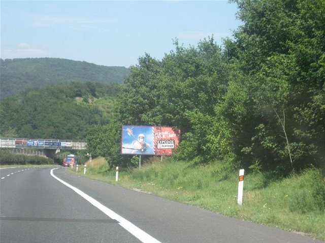 Billboardov na cestách stále pribúda.