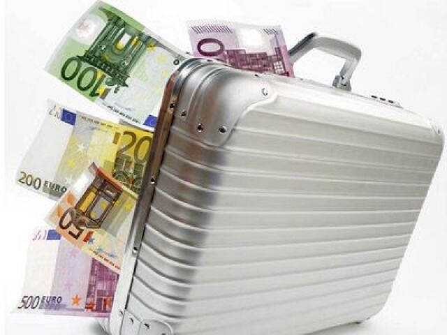 Peniaze, euro, kufrík