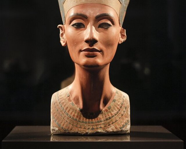 Busta kráľovnej Nefertiti