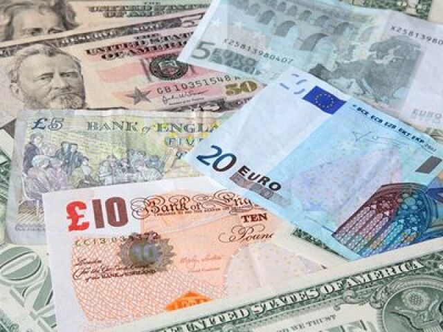 Peniaze, libra, dolár, euro