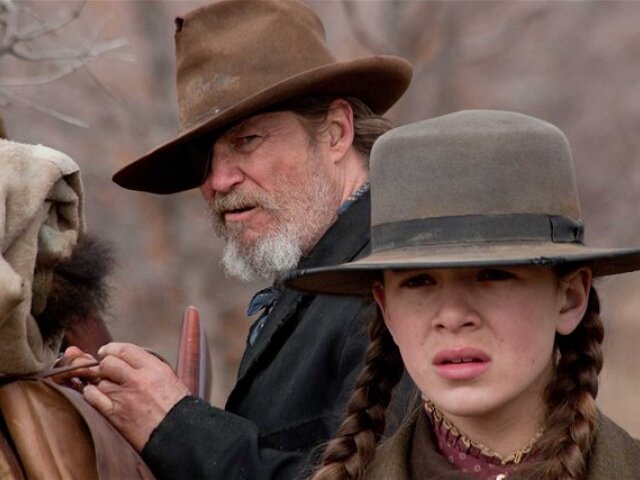Jeff Bridges ako maršal Cogburn, s ktorým sa spojí mladá Mattie (hrá ju Hailee Steinfeldová), aby sa mohla pomstiť za smrť svojho otca.