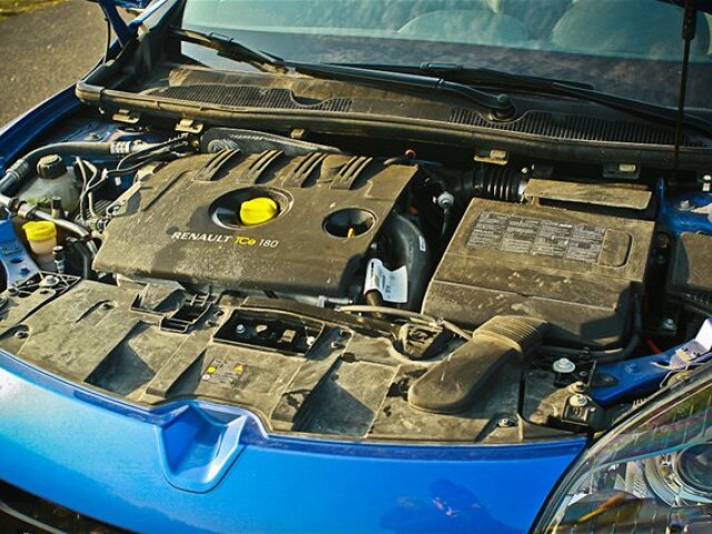 Motor má silu, ale aj oneskorené reakcie na plynový pedál.