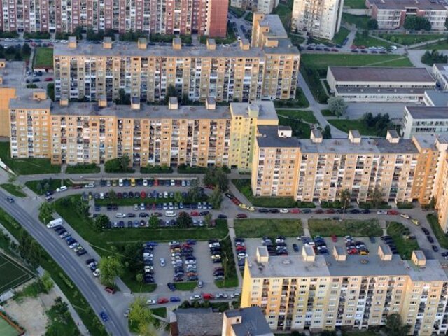 sídlisko, paneláky, autá