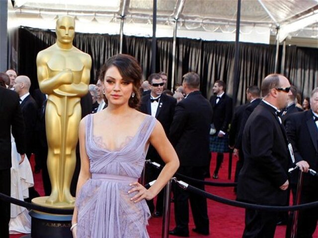 Mila Kunis-  Oscar 2011 - červený koberec