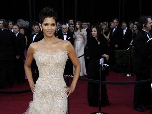 Halle Berry - Oscar 2011 - červený koberec