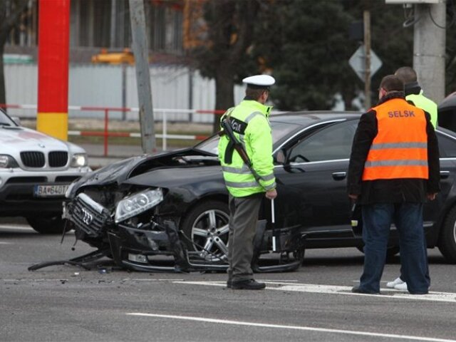 policajt, samopal, nehoda, autá