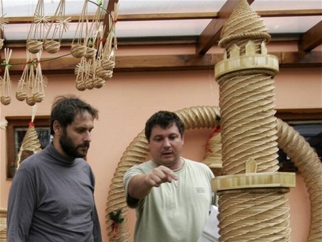 Režisér Robert Sedláček (vpravo) a herec Igor Chmela pri nakrúcaní filmu Největší z Čechů, ktorý má sedem nominácií na Českého leva a od 24. februára je aj v slovenských kinách.