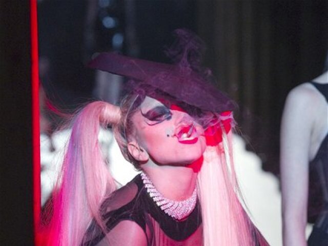 Lady Gaga - módna prehliadka Thierry Mugler - jeseň 2011 - Paríž