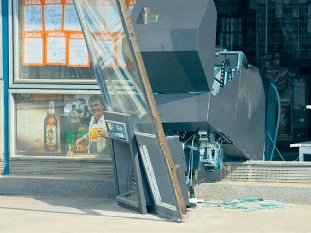 vytrhnutý bankomat, lupiči
