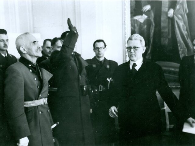 Muž zdraví Jozefa Cígera Hronského (vpravo)