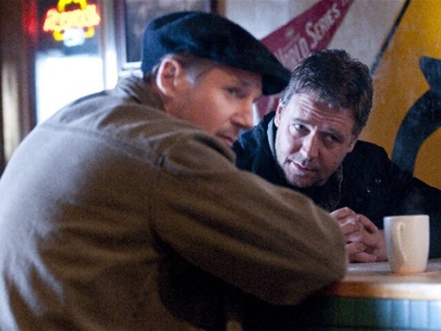 Russell Crowe (vpravo) hrá profesora literatúry Johna Brannana, ktorý chystá plán, ako vyslobodiť svoju zatknutú manželku. Liam Neeson stvárnil chlapíka, ktorý má s útekmi z väzení bohaté skúsenosti.