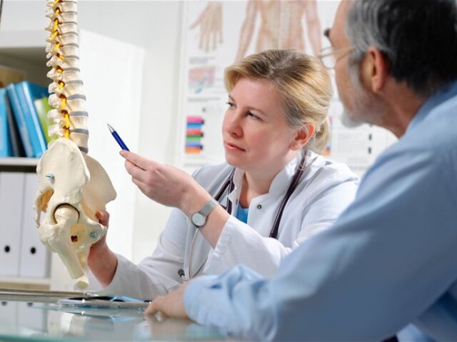 lekár, pacient, kosti, chrbtica, kostra, panva, kĺb, osteoporóza