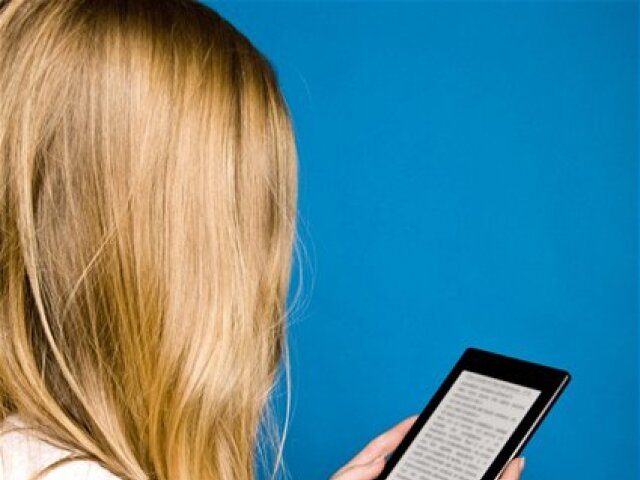 žena, tablet, čítanie, kniha, e-book,ebook, elektronická kniha, čítačka