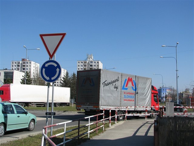 Dubnica nad Váhom, križovatka, kruhový objazd, kamión