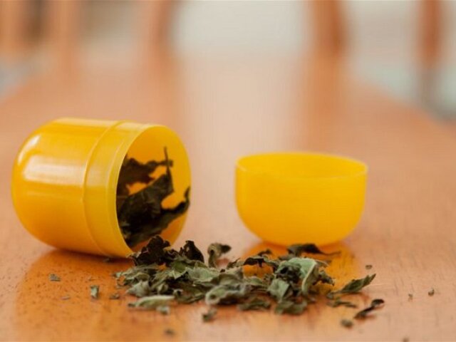 marihuana, drogy, kindervajce, úkryt, policajná kontrola