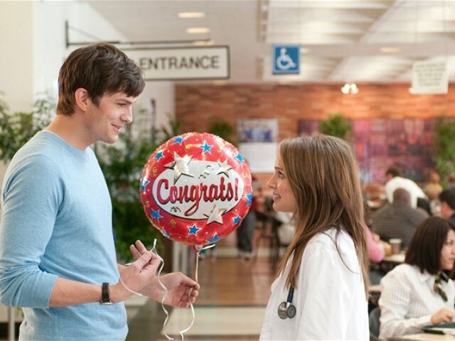 Ashton Kutcher hrá Adama a,jeho sexuálnu priateľku Emmu stvárňuje Natalie Portmanová.